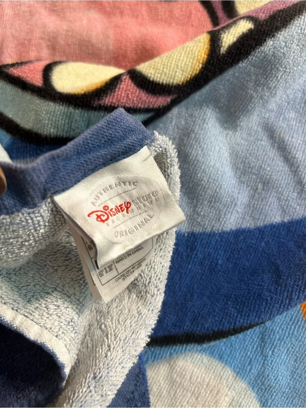 THE DISNEY STORE ALIEN SURF BEACH GRAPHIC STITCH RIDING A SURFBOARD TOWEL